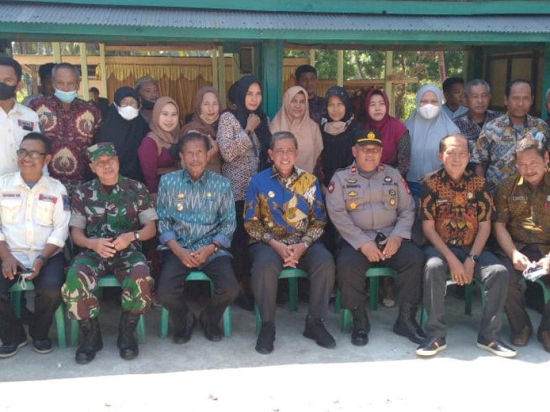 Bupati Wajo Amran Mahmud foto bersama usai meresmikan Toko Tani Nelayan. (Ist)