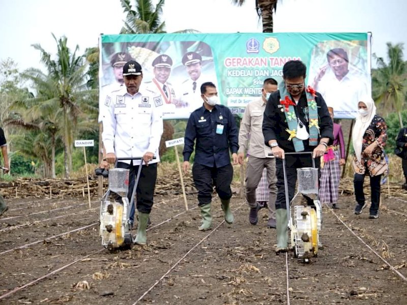 Mentan Syahrul Yasin Limpo ditemani Wabup Bone Ambo Dalle dalam kegiatan tanam kedelai dan jagung. (Ist)