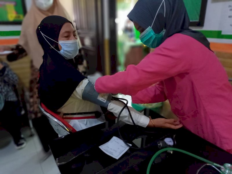 Jemaah Calon Haji (JCH) 2022 asal Kecamatan Mappedeceng Kabupaten Luwu Utara Provinsi Sulawesi Selatan menjalani tes kesehatan dan vaksinasi meningitis di UPT Puskesmas Cendana Putih, Kamis (31/3/2022).