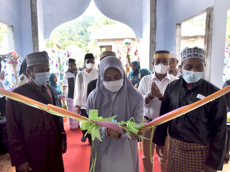 Bupati Luwu Utara Indah Putri Indriani meresmikan penggunaan Masjid Al Manar di Desa Sumillin, Kecamatan Masamba, Jumat (1/4/2022).