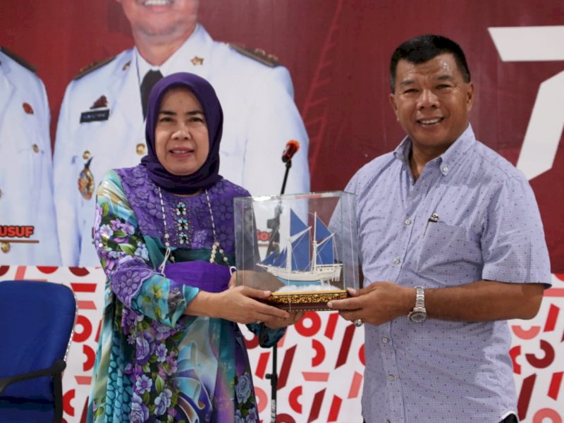 Bupati Bulukumba Muchtar Ali Yusuf memberikan piagam penghargaan kepada mantan Kadis Dukcapil Mulyati Nur. (Ist)