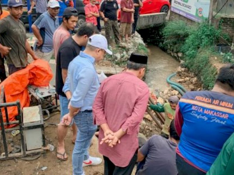 Penjabat Direktur Utama Perumda Air Minum Kota Makassar Beni Iskandar didampingi Pejabat Direktur Teknik, Arifuddin Hamarung memantau perbaikan koneksi pipa di Jalan Perintis Kemerdekaan. 