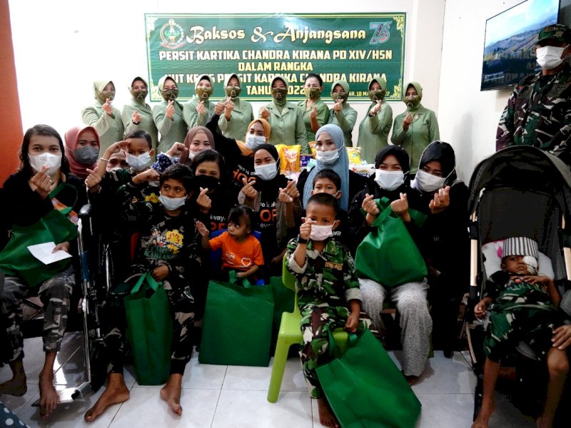 Ketua Persit Kartika Chandra Kirana PD XIV Hasanuddin Amelia Andi Muhammad, dalam kegiatan sosial. (Ist)