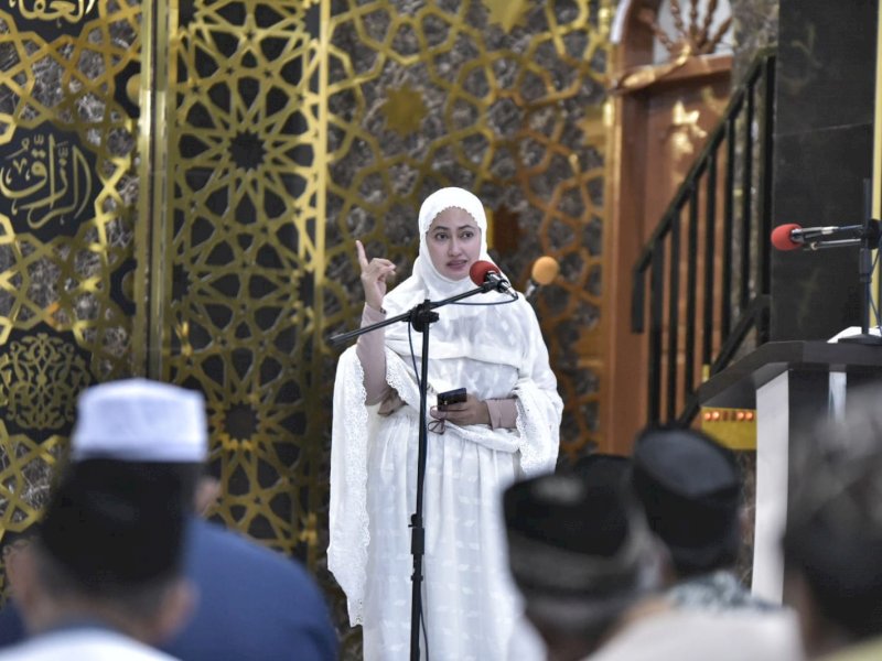 Bupati Luwu Utara, Indah Putri Indriani melaksanakan Salat Tarawih pertamanya di Masjid Nurul Huda, Desa Sukamaju, Kecamatan Sukamaju.