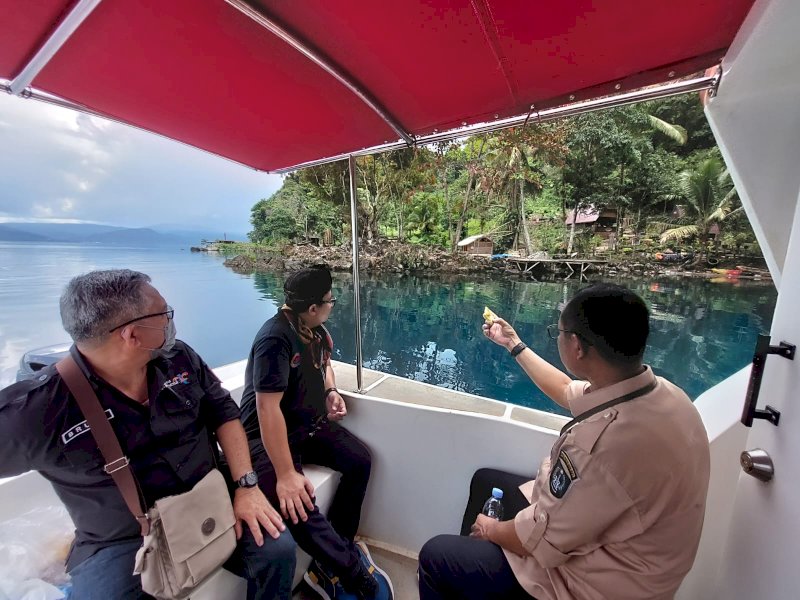 Kadisbudpar Sulsel Prof Muhammad Jufri (kanan), bersama Kadis Pariwisata Luwu Timur Andi Tabacina (tengah) dan Konsultan Jadesta Kemenparekraf RI Toni Bagus saat berkunjung di Desa Wisata Danau Matano, Luwu Timur, akhir Maret lalu.