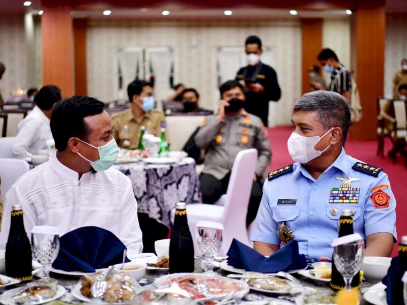 Gubernur Sulsel Andi Sudirman Sulaiman menyambut para Peserta Studi Strategis Dalam Negeri (SSDN) Program Pendidikan Reguler Angkatan (PPRA) LXIII 2022 Lembaga Ketahanan Nasional Republik Indonesia (Lemhannas RI) di Baruga Karaeng Pattingalloang, Rujab Gubernur Sulsel, Senin 4 April 2022.