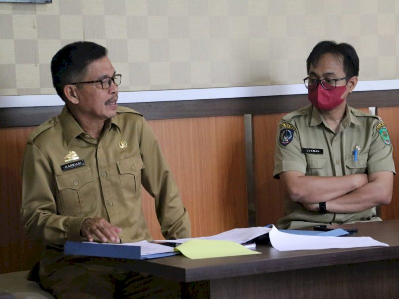 Armiadi memotivasi para inovator saat memimpin Rapat Persiapan Coaching Proposal Inovasi, Selasa (5/4/2022).