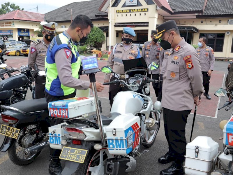 Kapolres Takalar Gotam Hidayat melakukan pengecekan randis. (Ist)
