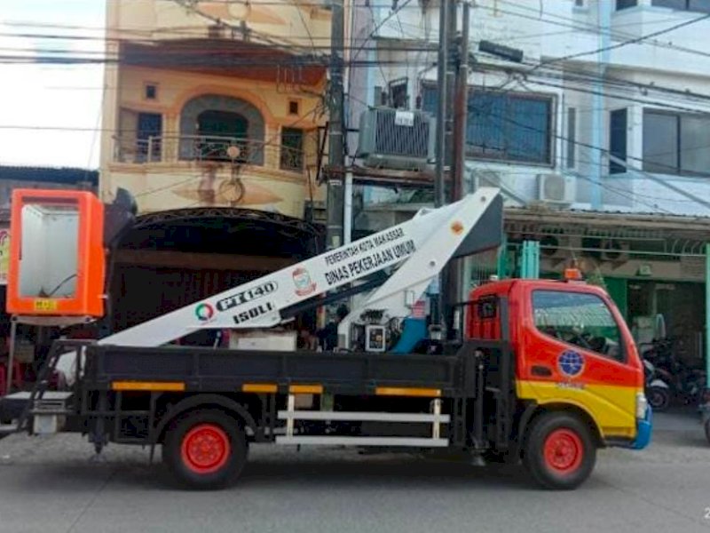 Dishub Makassar benahi lampu jalan. (Ist)