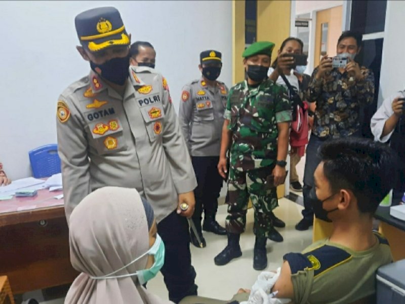 Kapolres Takalar AKBP Gotam Hidayat pantau vaksinasi. (Ist)