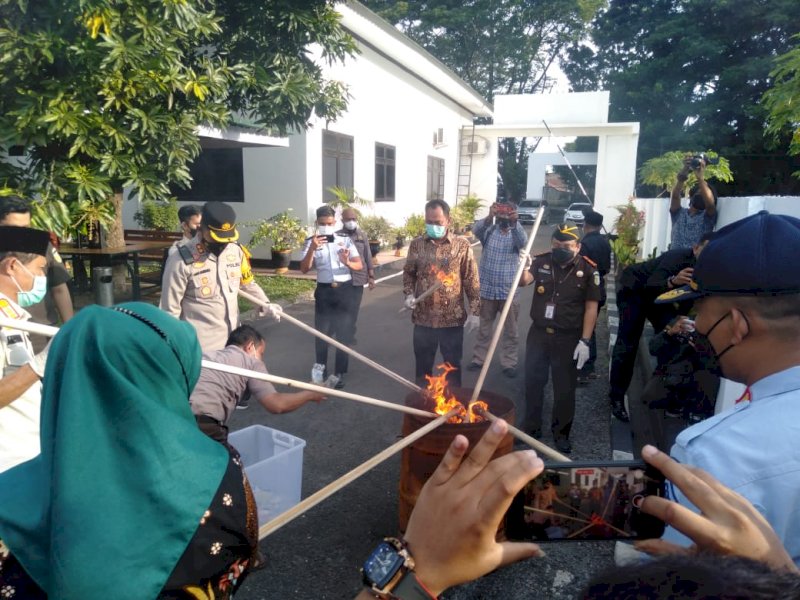 Kajati Bantaeng bersama Kapolres Bantaeng memusnahkan sejumlah barang bukti hasil kejahatan. (Ist)