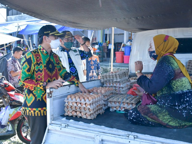 Wabup Lutra Suaib Mansur memantau harga bahan pokok di Pasar Sabbang. 