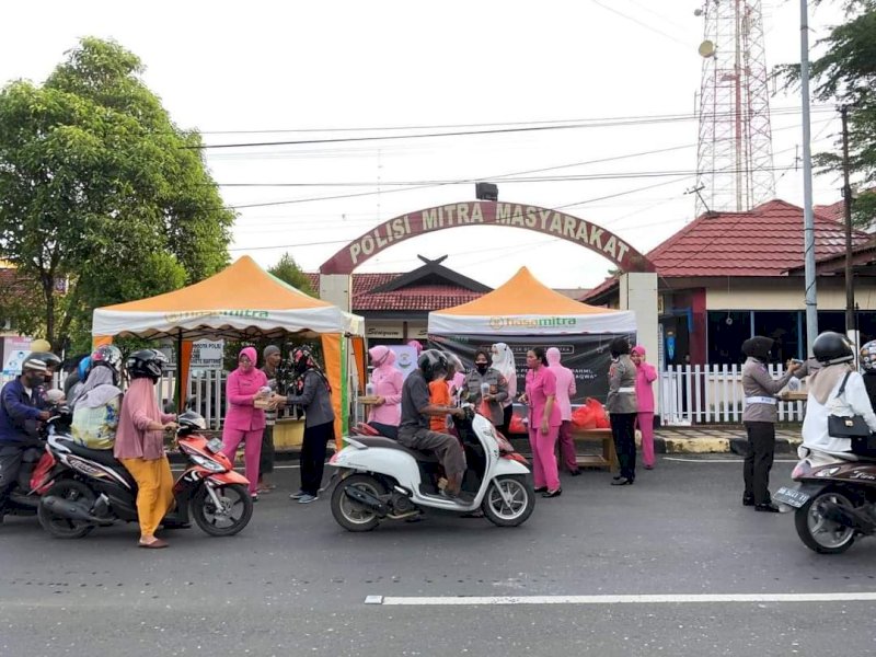 Bhayangkari dan Polwan Polres Bone bagi-bagi takjil. (Ist)