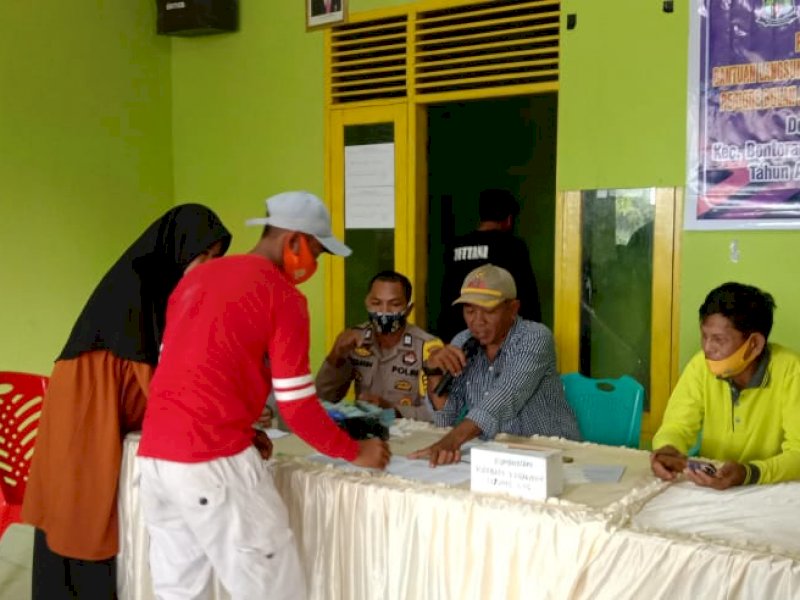 Penyaluran BLT di Desa Lentu Jeneponto. (Ist)