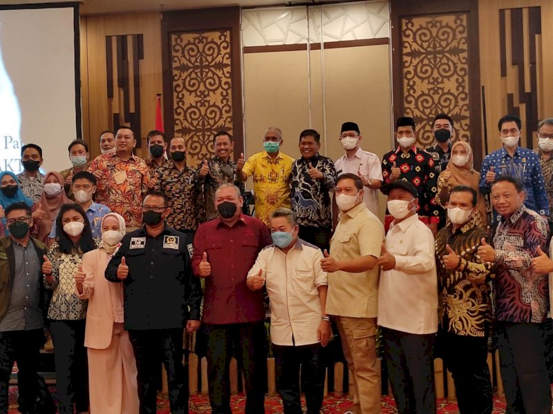 Peserta rapat Kunjungan Kerja Panja Penyediaan Akses Internet Komisi I DPR RI, Kamis (7/4/2022), di Hotel Harper, Jalan Perintis Kemerdekaan, Kota Makassar.
