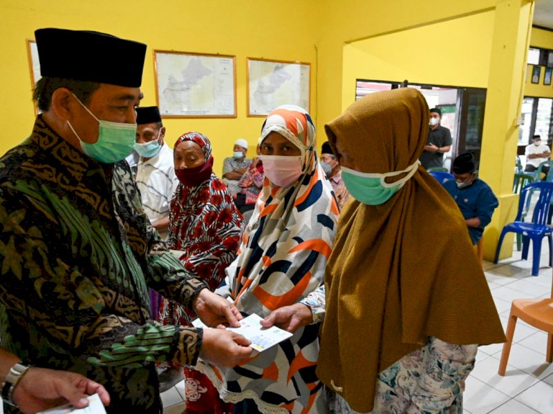Bupati Sidrap Dollah Mando serahkan santunan kepada ahli waris. (Ist)
