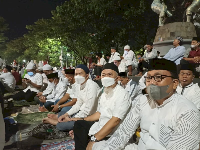 Penjabat Direksi PD Parkir Makassar Andi Fadly Ferdiansyah menghadiri gerakan Makassar Salat Subuh Berjemaah, di Anjungan Pantai Losari, Minggu (10/04/2022) pagi.