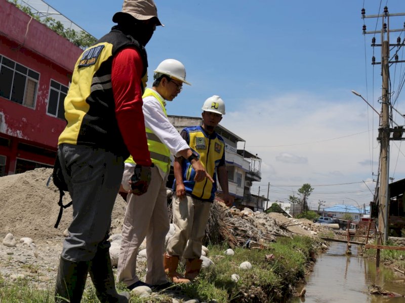 Wakil Bupati Lutra Suaib Mansur meninjau langsung pengerjaan saluran drainase primer dalam Kota Masamba.