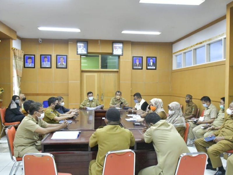 Rapat koordinasi membahas rencana kerja tim Koordinasi Peningkatan Penggunaan Produk Dalam Negeri (P3DN), di Ruang Rapat Sekretaris Daerah Lutra, Senin (11/04/22).