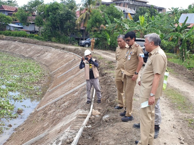 Bupati Pinrang Irwan Hamid tinjau proyek irigasi Rp100 miliar. (Ist)