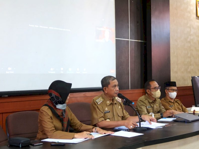Bupati Wajo, Amran Mahmud, memaparkan secara virtual di hadapan para asesor terkait penggunaan dan pengembangan teknologi, informasi, dan komunikasi di Wajo, dari Aula Bappelitbangda Wajo, Selasa (12/4/2022).