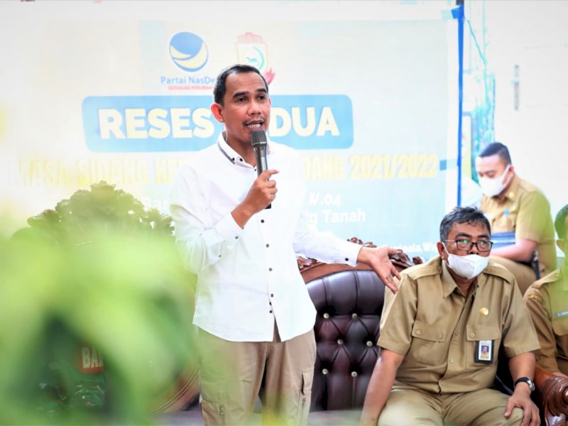 Ketua DPRD Makassar Rudianto Lallo reses di Jalan Barukang, Kelurahan Pattingalloang, Kecamatan Ujung Tanah, Kota Makassar, Selasa (12/4/2022). 