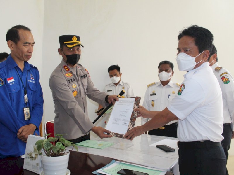 Penyerahan bantuan hibah dari Pemkab Torut untuk Pembangunan Mako Polres Torut. (Ist)