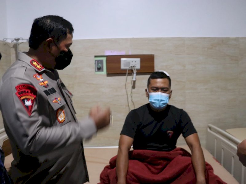 Kapolda Sulsel Irjen Pol Nana Sudjana membesuk 2 personel Polda Sulsel yang menjadi korban aksi unjuk rasa ricuh, Rabu (13/4/2022).