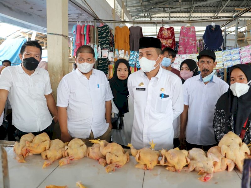 Sekda Lutra Armiadi, di sela-sela pemantauan harga di pasar Tarue, Kecamatan Sabbang Selatan. 
