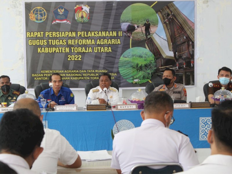 Bupati Toraja Utara Yohanis Bassang memimpin rapat persiapan pelaksanan II gugus tugas reforma agraria di Ruang Pola Kantor&nbsp;Bupati Toraja Utara, Rabu (13/04/2022).