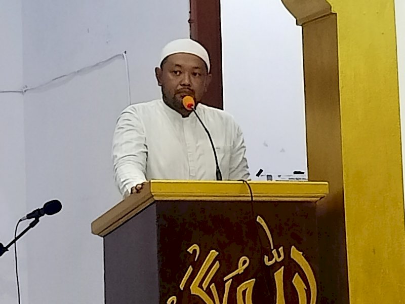 Plt Kepala Dinas Sosial Ari Setiawan mengisi ceramah tarawih malam ke-12 bulan Ramadan di Masjid Awwalul Istiqbal Kantor Pemda Luwu Utara, Rabu (13/4/2022).
