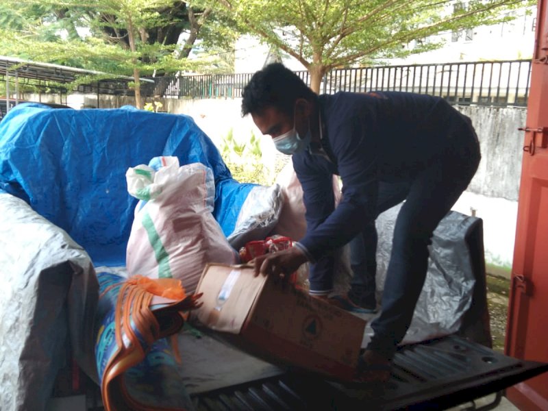 BPBD Sulsel mendistribusikan bantuan kepada korban angin kencang di Wajo. 