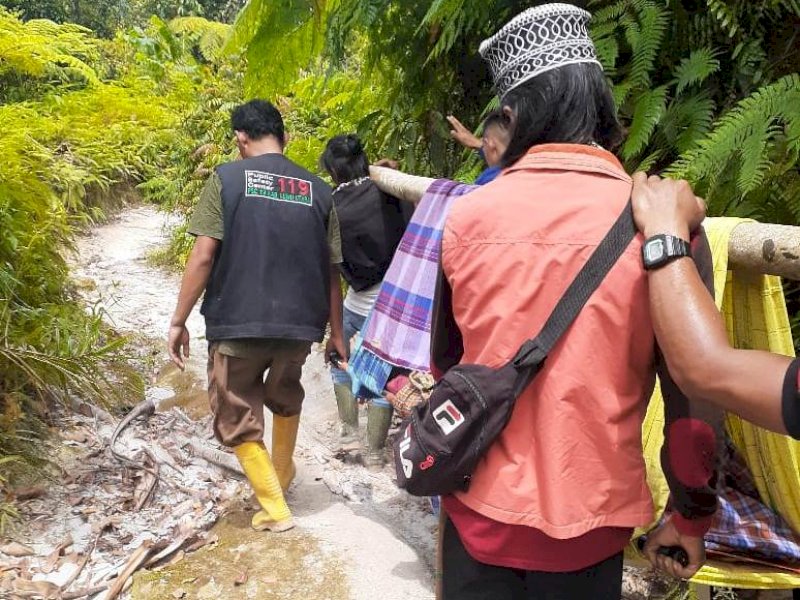 Tim PSC 119 berhasil menolong korban yang terjatuh di jurang berkedalaman 40 meter. 