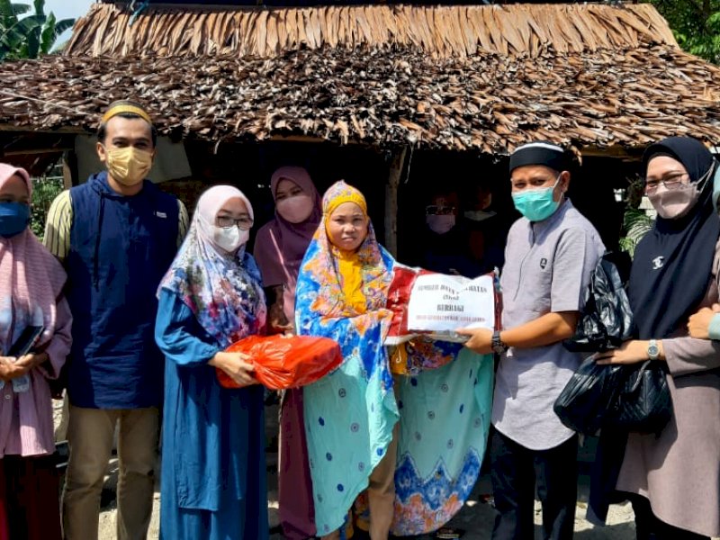 Dinas Kesehatan Kabupaten Luwu Utara berbagi kepada kaum dhuafa dan fakir miskin.