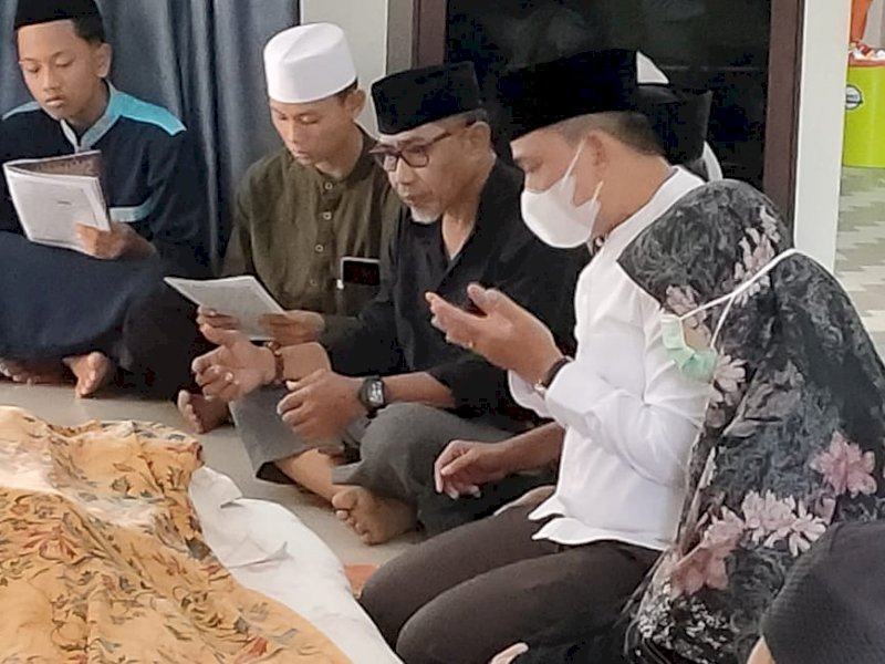 Bupati Wajo, Amran Mahmud menyampaikan duka cita atas meninggalnya Ketua Gerindra Wajo. 