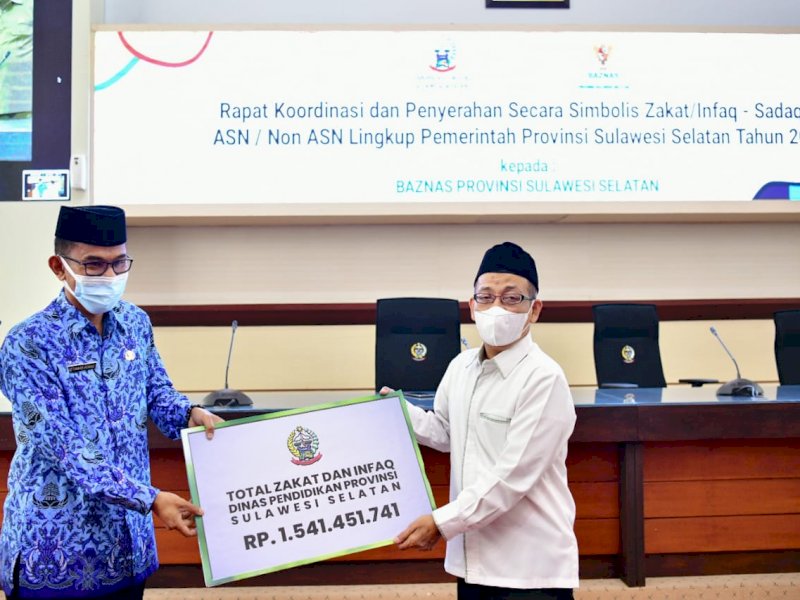 Penyerahan secara simbolis zakat dilakukan oleh Asisten III Pemprov Sulsel Tautoto T Rangginal, Senin (18/4/2022).