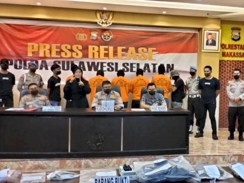 Kapolrestabes Makassar Kombes Pol Budhi Haryanto memberi keterangan resmi terkait pembunuhan Najamuddin Sewang, Senin (18/4/2022).