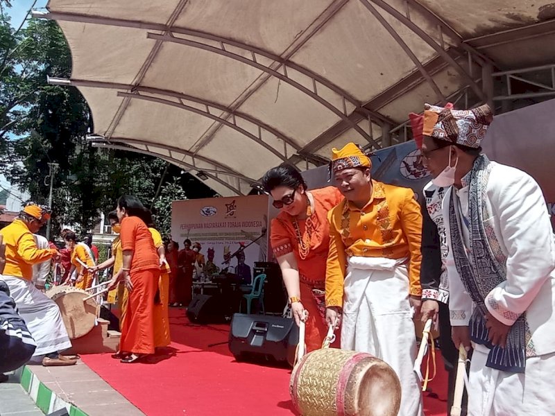 Bupati Tana Toraja Theofilus Allorerung membuka secara resmi event Hari Ulang Tahun (HUT) ke-18 Perhimpunan Masyarakat Toraja Indonesia (PMTI), Senin (18/4/2022).