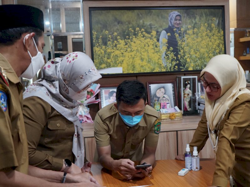 Bupati Luwu Utara, Indah Putri Indriani resmi melakukan penandatanganan perdana, Senin (18/4/2022),