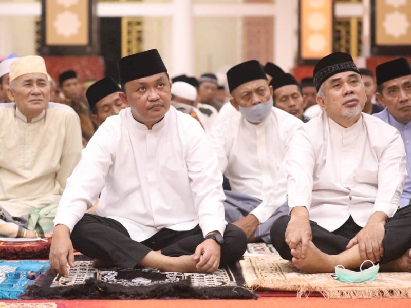 Bupati Bantaeng Ilham Azikin menghadiri peringatan malam Nuzulul Quran di Masjid Agung Syach Abdul Gani, Senin malam (18/4/2022).