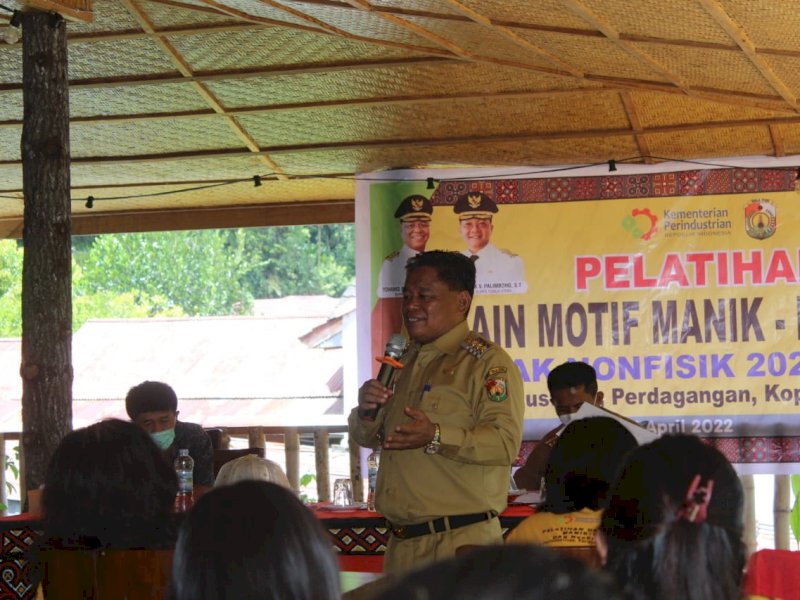 Bupati Toraja Utara Yohanis Bassang membuka pelatihan bagi  perajin lokal. 