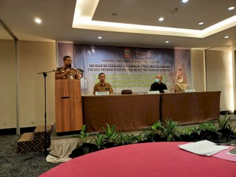 Kepala Badan Penelitian dan Pengembangan Daerah (Balitbangda) Kota Makassar, Andi. Bukti Djufri membuka rapat evaluasi, Innovasi Post Rakorsus, di Hotel Santika, Selasa (19/04/22).