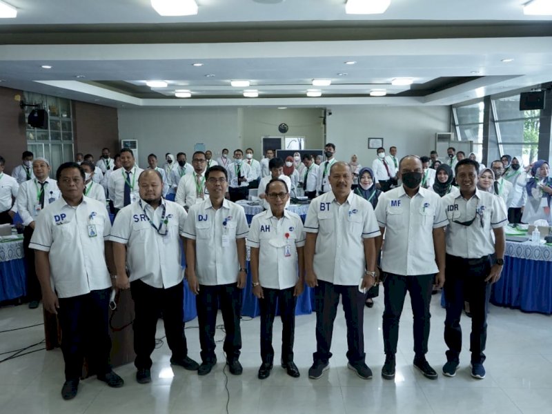 Pegawai Perumda Air Minum Kota Makassar mengikuti Diklat Manajemen Air Minum Berbasis Kompetensi Tingkat Muda, di Aula Tirta Dharma Perumda Air Minum Kota Makassar, Rabu (20/4/2022).
