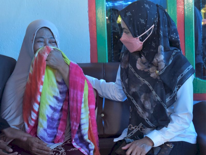 Bupati Lutra Indah Putri Indriani menghibur istri almarhum Mustaming.