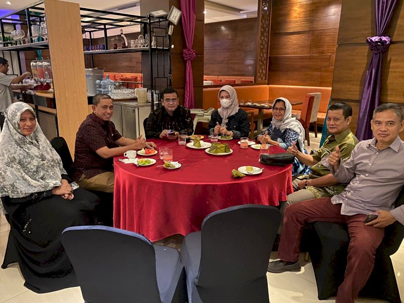 Bupati Wajo, Amran Mahmud, dengan Asisten Deputi (Asdep) Peningkatan Iptek dan Imtaq Kemenpora RI, Zainal Aminin sahur bersama di Hotel Four Points By Sheraton, Kota Makassar, Rabu (20/4/2022).