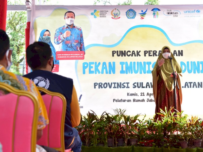Ketua Tim Penggerak PKK Sulsel, Naoemi Octarina pada puncak perayaan pekan imunisasi dunia. 