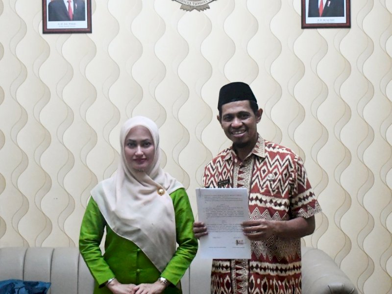 Kepala Dinas Kominfo Luwu Utara, Arief R Palallo yang hadir mendampingi Bupati Indah Putri Indriani saat penandatangan MoU