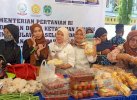 ASN dan Warga Serbu Gelar Pangan Murah di Kantor Bupati Lutra
