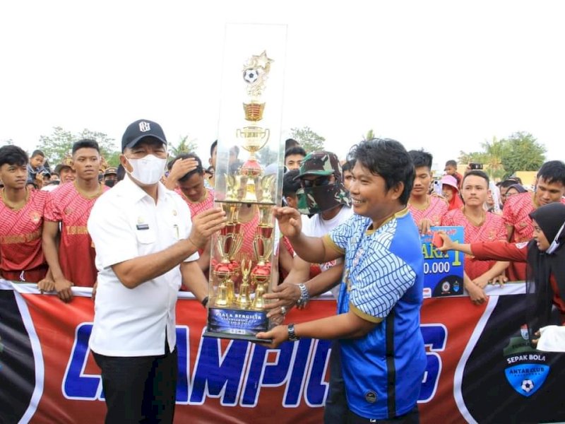 Bupati Tutup Turnamen Padangloang Cup, Warga Bersorak Dikerja Bukan Dicerita