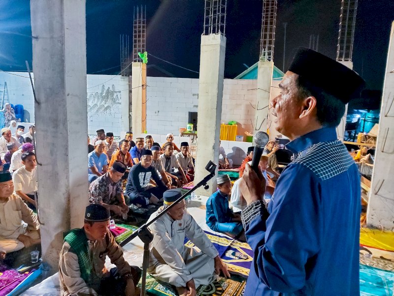 Ketua DPRD Makassar, Rudianto Lallo bersama warga melakukan salat Tarawih perdana di Masjid Terapung Cambayya. 